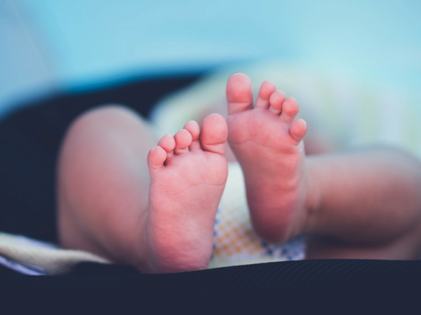 4 hónapos kisbabájukkal autóztak, amikor észrevették, hogy nem lélegzik - Az apuka próbálta újraéleszteni a kisfiút