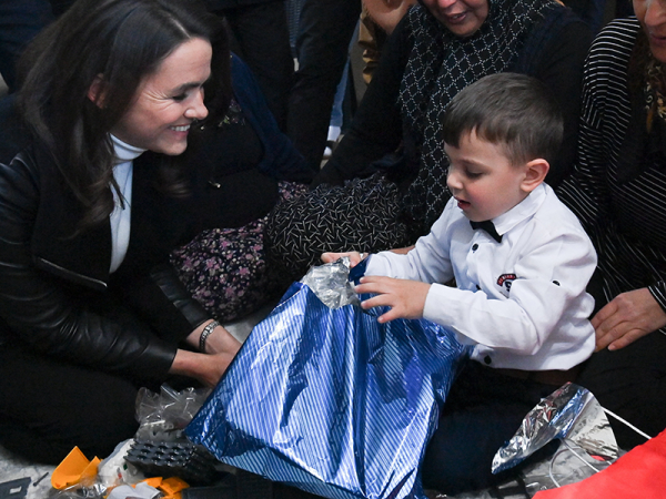 Novák Katalin meglátogatta azt a 5 éves török kisfiút, akit öt nap után húztak ki a földrengés romjai alól a magyar csapatok