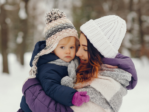 Babák, kisgyermekek öltöztetése télen - Mikor nem szabad kivinni a babát levegőztetni? 