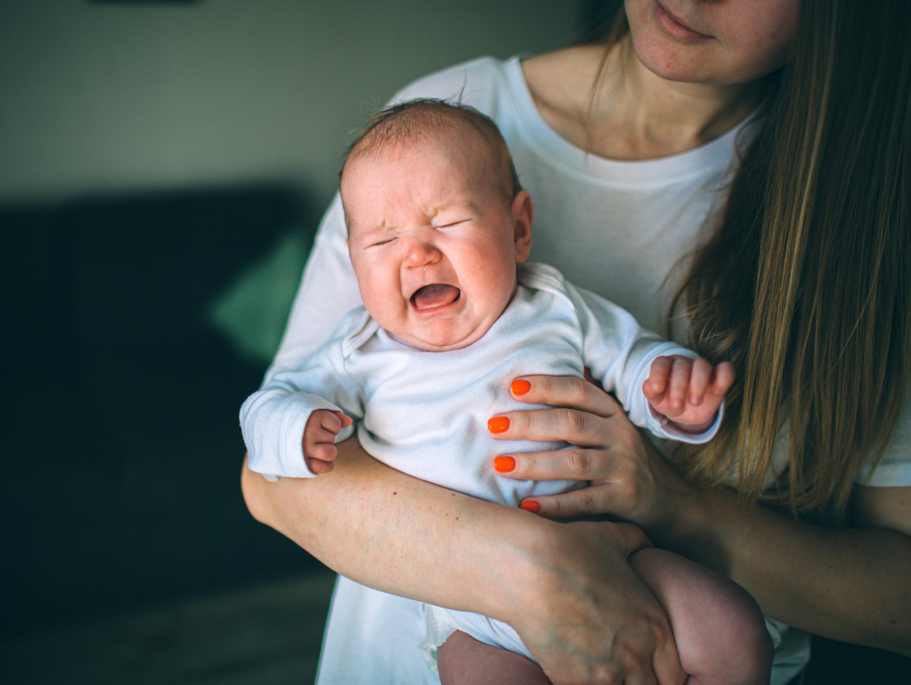 Így lehet 1 perc alatt elaltatni egy nyűgös, síró babát - Videón a zseniális módszer
