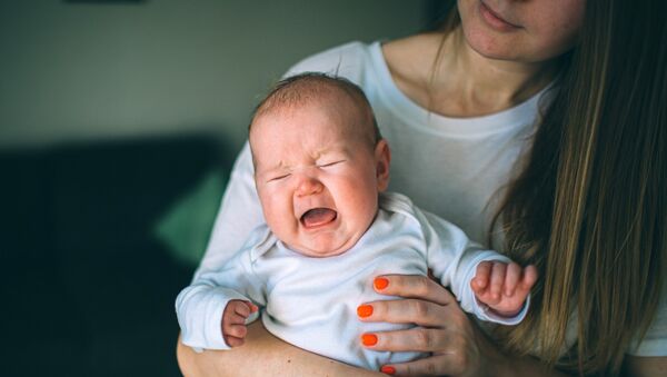 Így lehet 1 perc alatt elaltatni egy nyűgös, síró babát - Videón a zseniális módszer