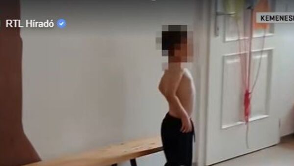 Videó: Kétségbeesetten zokogó kisfiú az óvoda folyosóján - Büntetésből hagyhatták magára felügyelet nélkül az óvónők