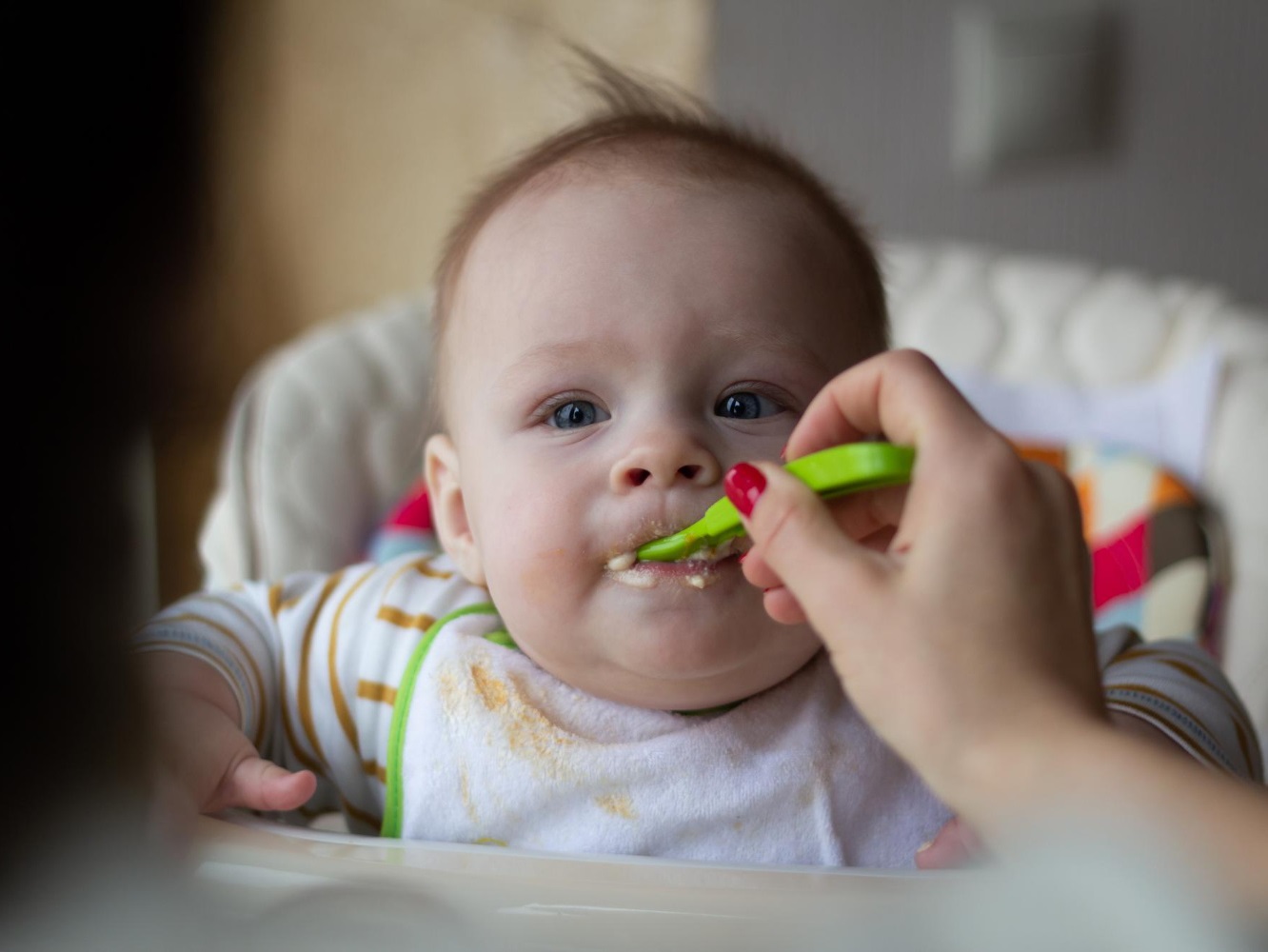 Baba hozzátáplálás kisokos: Mikor mit ehet a baba? Hozzátáplálás módszerei, allergének bevezetése, tiltólistás ételek