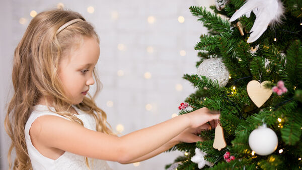 Karácsonyfadísz készítése gyerekkel - Tobozok selyemszalaggal