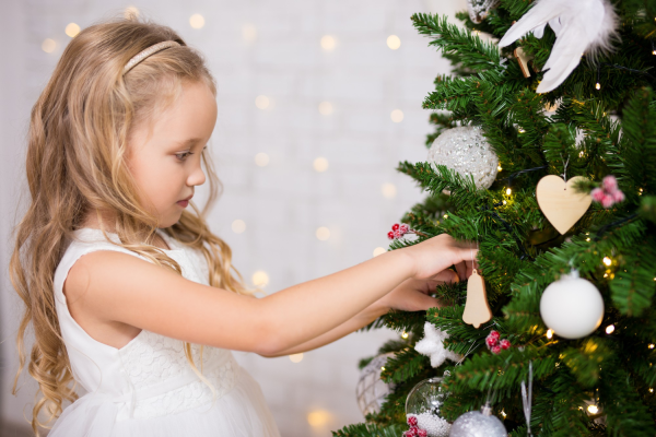Karácsonyfadísz készítése gyerekkel - Tobozok selyemszalaggal
