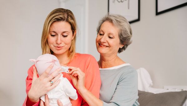 Fizetett szabadságot adnak az unoka körül segítő nagyszülőknek Svédországban