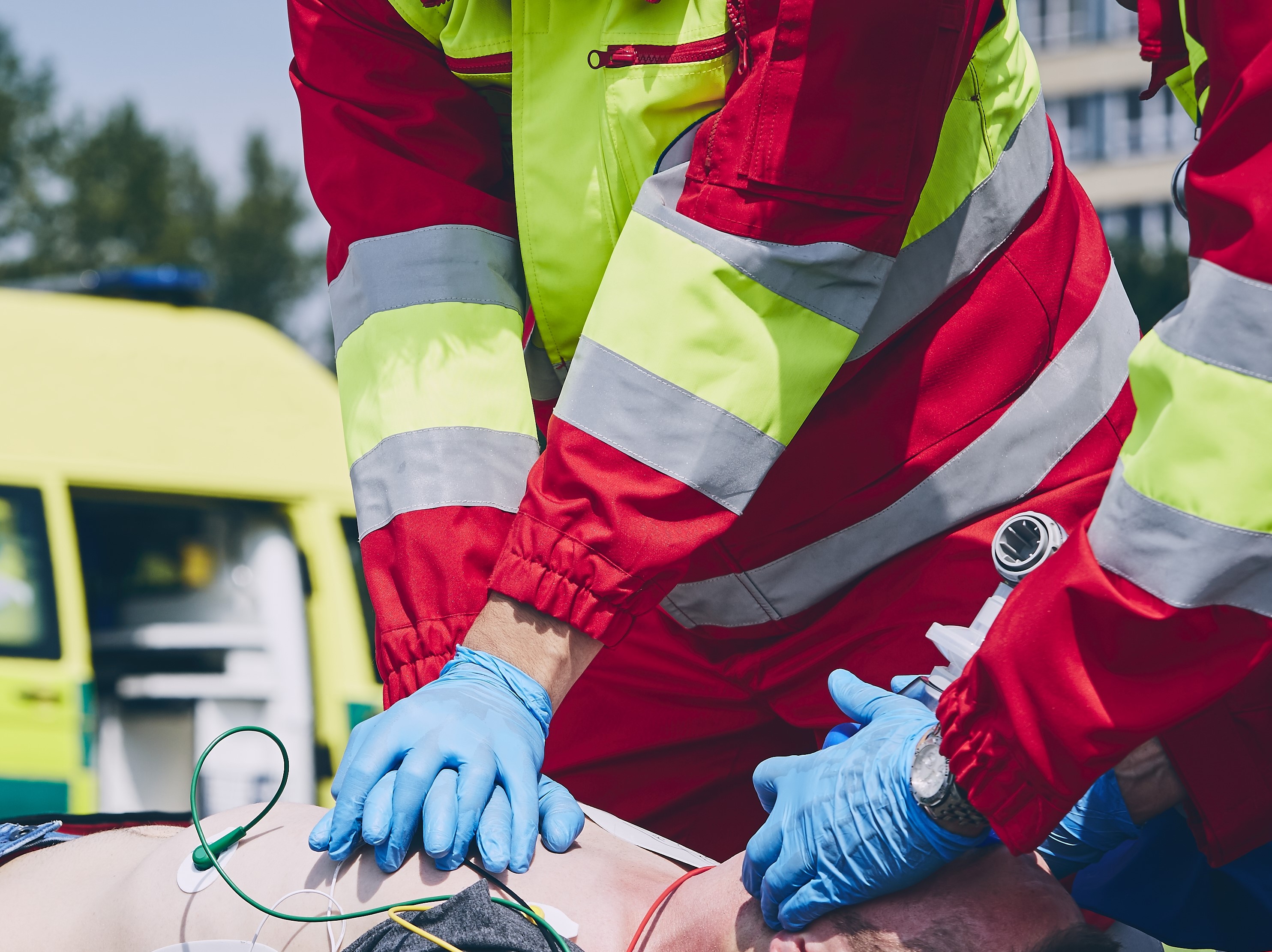 Megdöbbentő: Az emberek átlépkedtek a betegen, miközben újraélesztették a mentősök