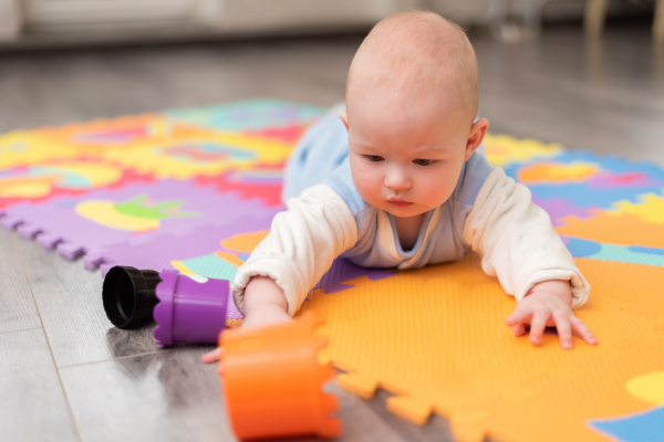 Mit játsszunk a babával? Játékajánló szakembertől 1-6 hónapos korig