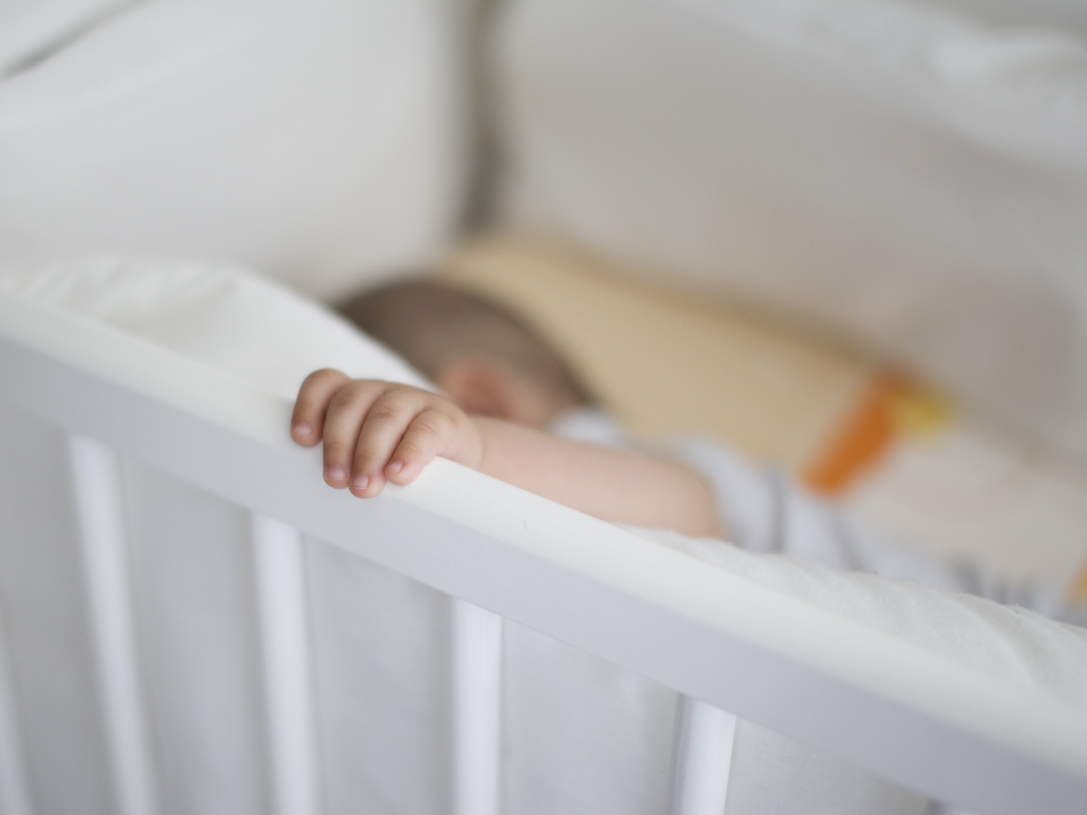 Rettenetes! Brutálisan bántalmaztak egy 10 hónapos babát - Törések, égési sérülések nyomai is vannak rajta