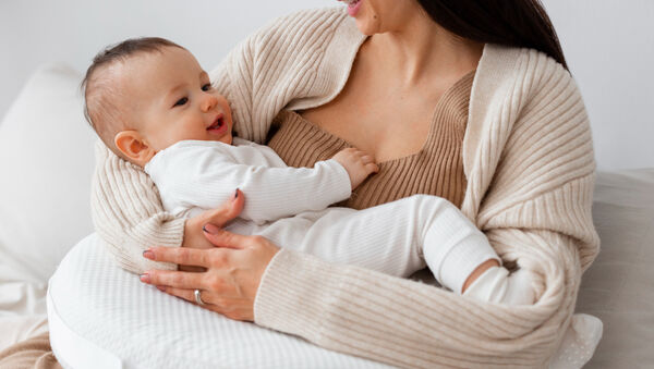 A szoptatás testi és lelki hatása a babára és a kismamára