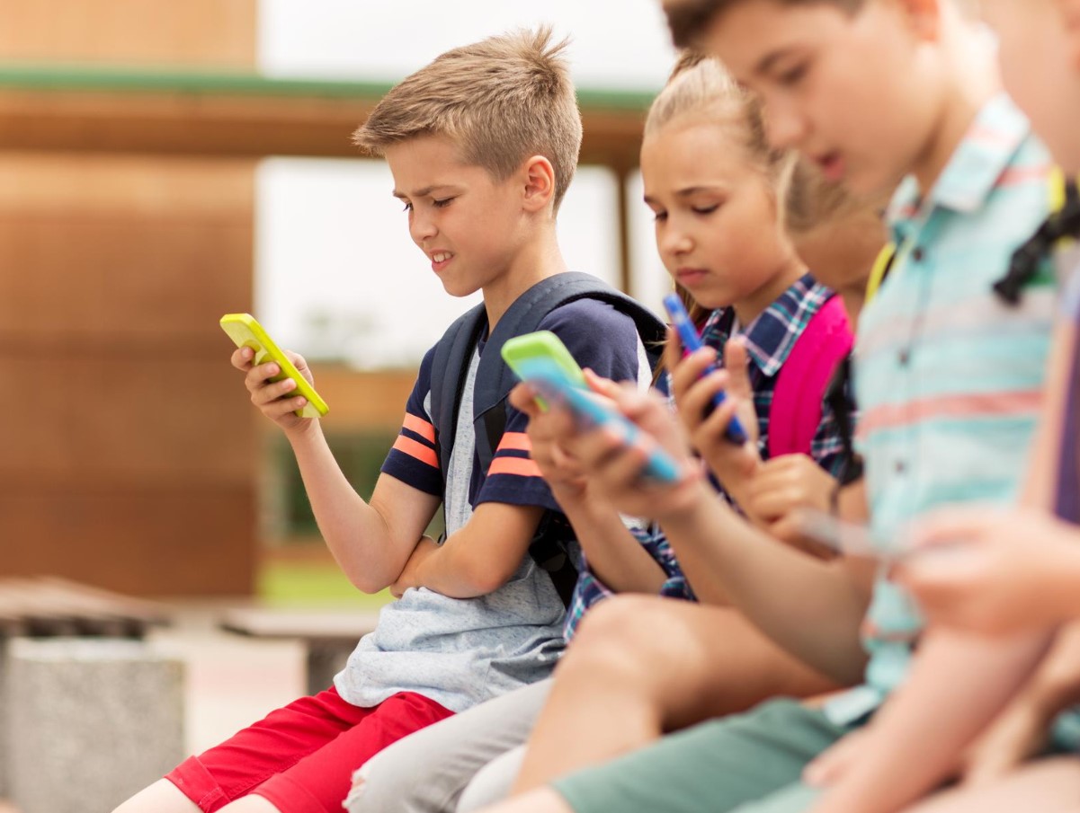 Megkezdődött a 16 év alattiak kitiltása a közösségi médiából! - Több millió gyereket és tinit zártak ki a fiókjaikból