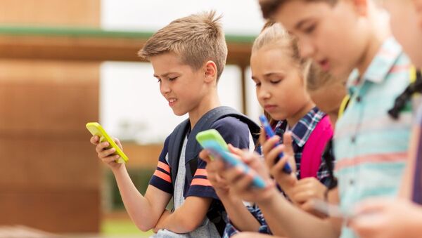 Megkezdődött a 16 év alattiak kitiltása a közösségi médiából! - Több millió gyereket és tinit zártak ki a fiókjaikból