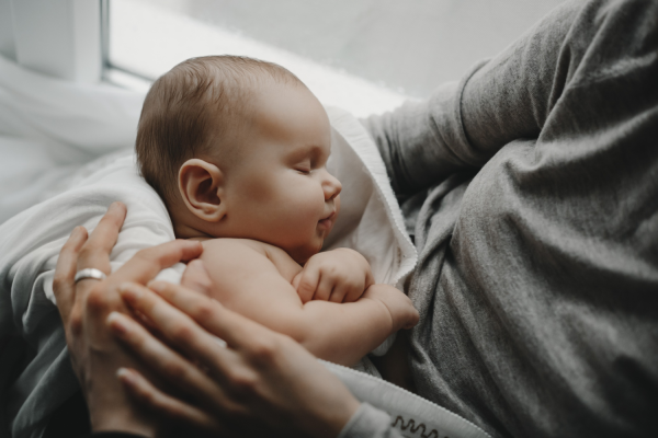 Kevesebbet alszanak a szoptatott babák?