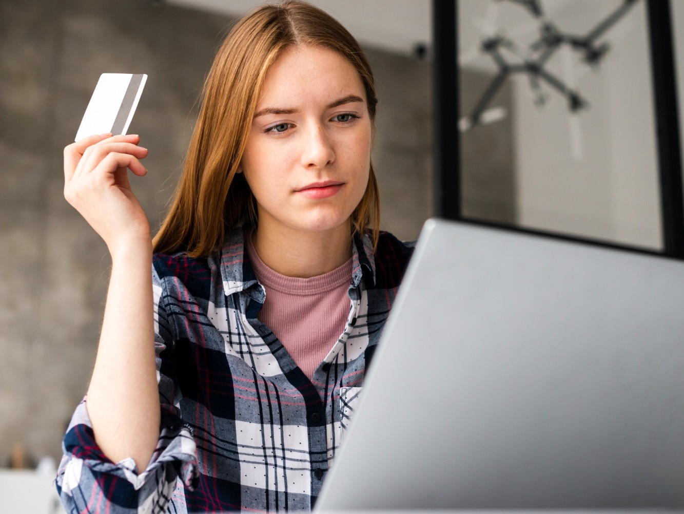 Munkáshitel - Hiába nagyon kedvező, mégis alig élnek vele a fiatalok: Ez lehet az oka