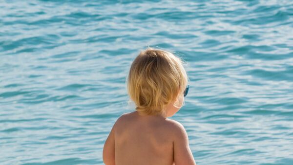 5 ok, amiért soha NE hagyd, hogy gyermeked meztelenül strandoljon