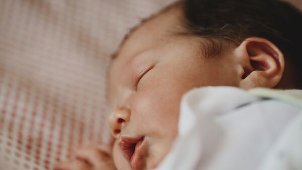 Drámai hangfelvétel: édesanyja élesztette újra babáját a mentős telefonos segítségével