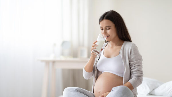 Ezért nem szabad sok tejet inni babavárás alatt!