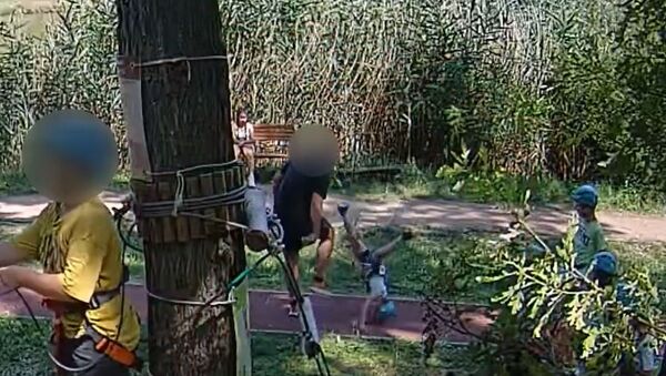 Brutális bántalmazás: Felrúgott egy kisgyereket a gyermekfelügyelő a szolnoki kalandparkban - videó