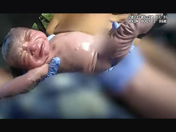 Az autópályán született meg a kisbaba, egy szolgálatos rendőr segítette világra - A testkamerája mindent rögzített