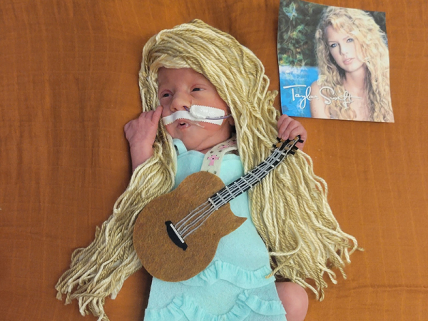 Itt vannak a Taylor Swift babák! - Koraszülött kisbabákat öltöztettek be az énekesnő fellépőruháiba, cuki fotók készültek