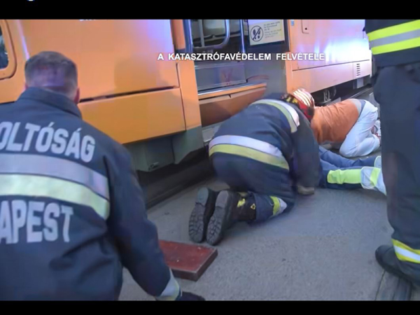 Szívszorító felvétel: Így emelték ki a villamos alá szorult gyereket a fővárosi tűzoltók