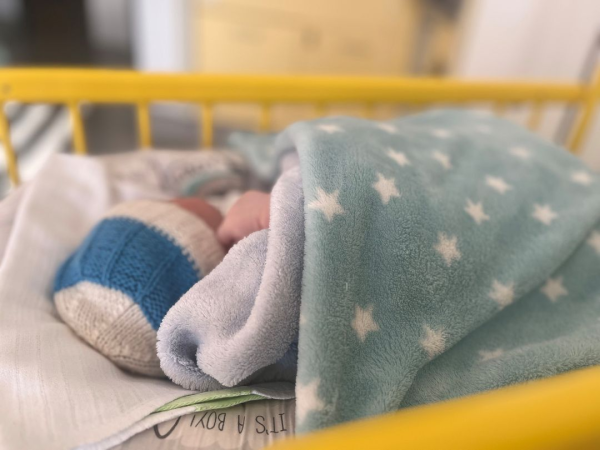 Újszülött babát találtak a földön Kecskeméten a kórház főbejárata mellett